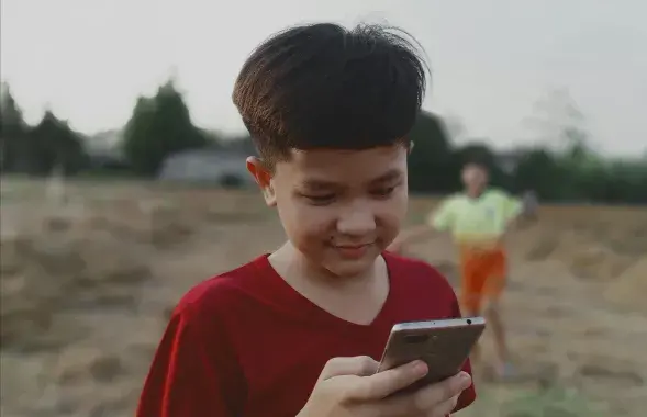 Дзіця з тэлефонам
