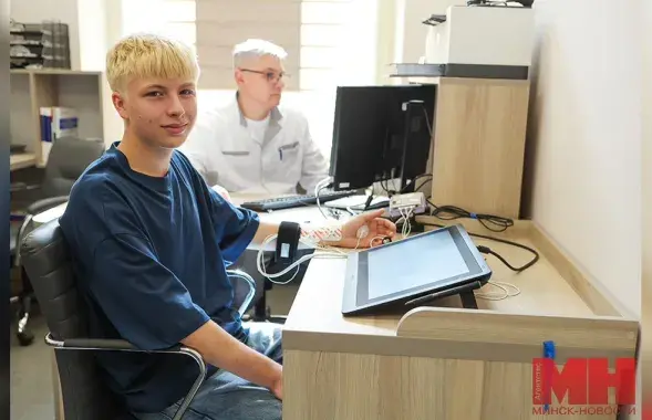 Ён фіксуе неўсвядомленыя фізіялагічныя рэакцыі на заданні і пытанні
