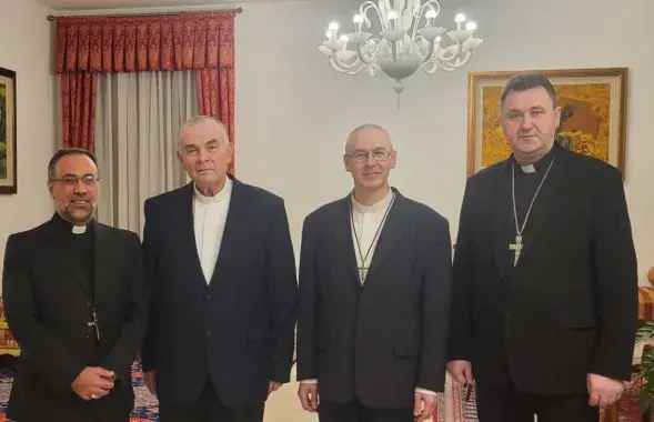 Вызваленыя ксяндзы Акалатовіч і Юхневіч — у цэнтры
