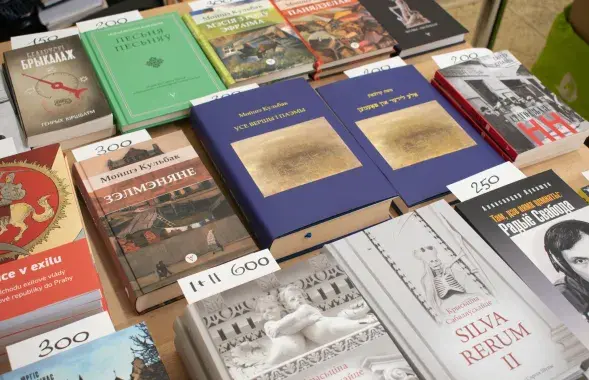 Кнігі беларускіх выдавецтваў падчас продажу
