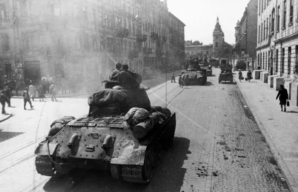 Советские танки Т-34 на&nbsp;улицах Львова, 1944 год
