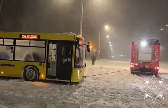 Аўтобус, які выцягваюць ратавальнікі
