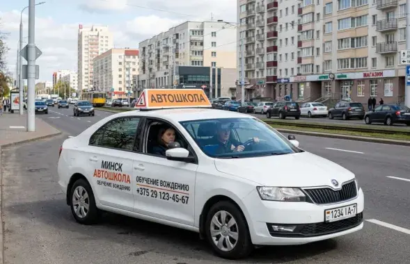 Учебная машина одной из автошкол на улице Минска&nbsp;
