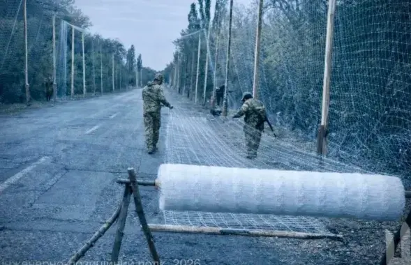 Вайскоўцы ставяць антыдронавыя сеткі, ілюстрацыйнае фота
