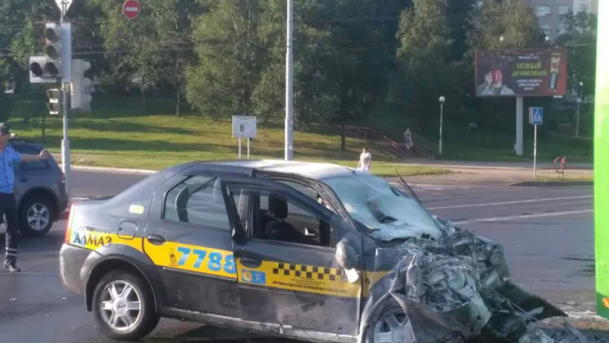 У аўтааварыі ў Мінску загінулі двое пасажыраў таксі