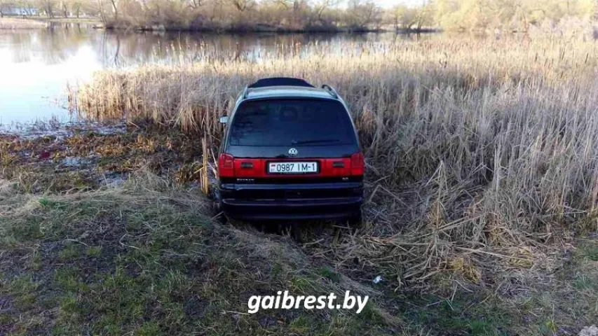 У Брэсце з моста ўпаў аўтамабіль Volkswagen Sharan (фота)