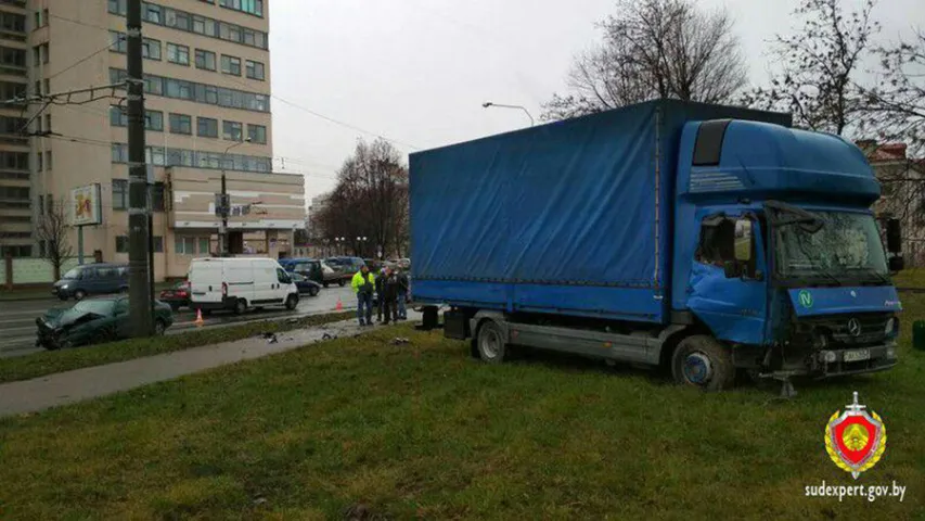 У Мінску грузавік выехаў на сустрэчную паласу і сутыкнуўся з легкавіком (фота)
