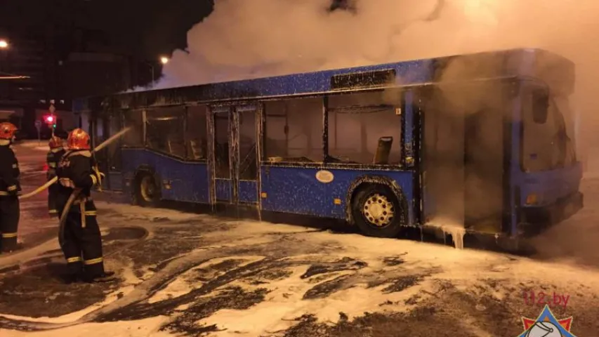 У Мінску падчас руху загарэўся аўтобус (фота)
