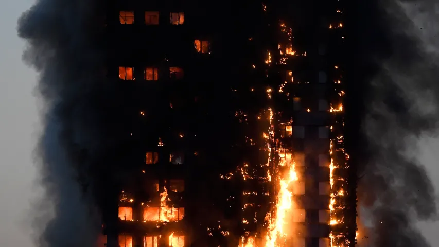 У Лондане згарэў 24-павярховы жылы дом. Фота, відэа