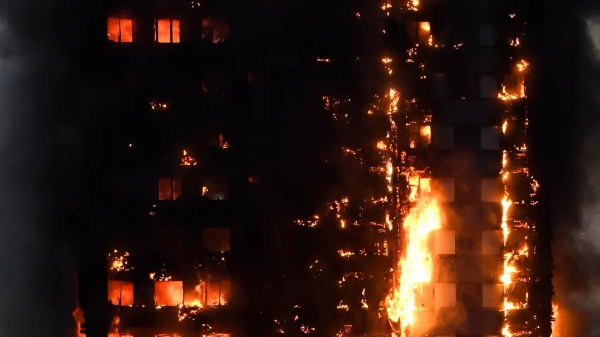 У Лондане згарэў 24-павярховы жылы дом. Фота, відэа