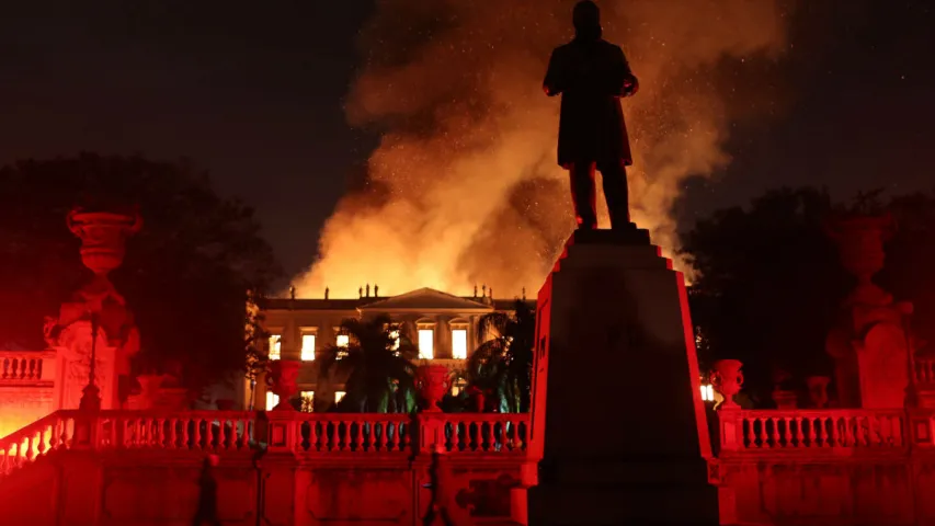У Рыа-дэ-Жанейра згарэў Нацыянальны музей Бразіліі (фота, відэа)