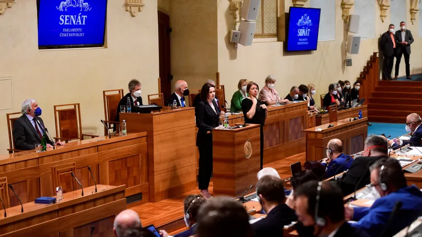 Святлана Ціханоўская ў чэшскім Сенаце выступала з фота Сяргея Ціханоўскага