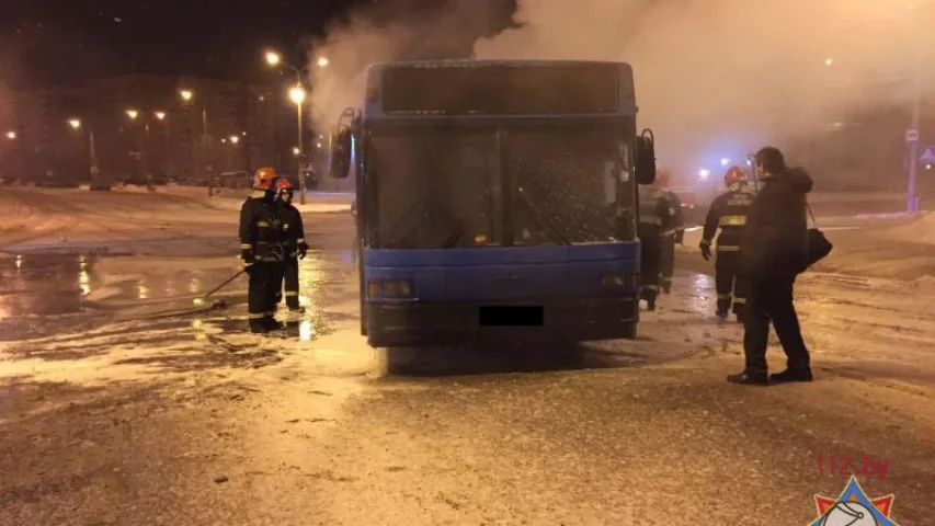 У Мінску падчас руху загарэўся аўтобус (фота)