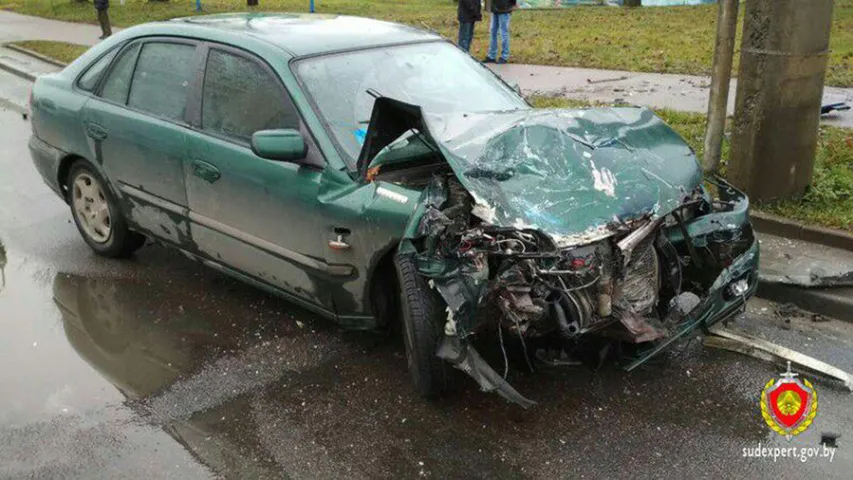 У Мінску грузавік выехаў на сустрэчную паласу і сутыкнуўся з легкавіком (фота)