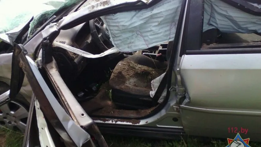 У Пухавіцкім раёне перакуліўся Opel Vectra, кіроўцу вызвалялі ратавальнікі. Фота