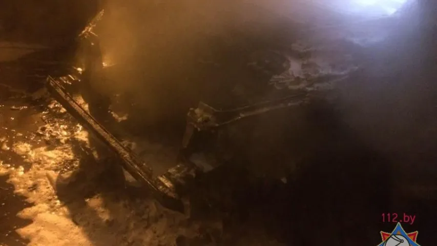 Уначы ў Мінску гарэў аўтамабіль "Пежо" (фота, відэа)