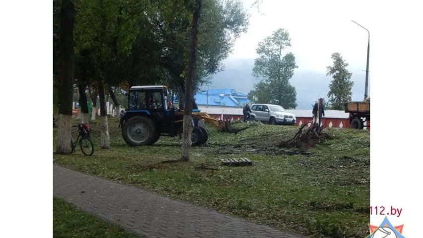 У Добрушы град пашкодзіў аўтамабілі і выбіў шкло ў вокнах дамоў (фота)