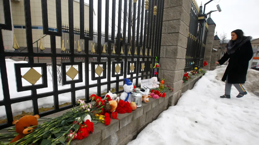 Беларусы нясуць кветкі, свечкі і цацкі да расійскай амбасады ў Мінску