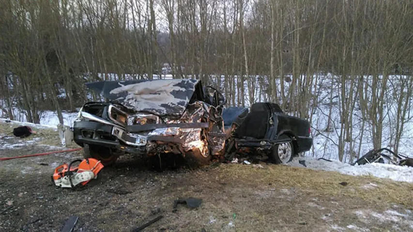 У страшнай аварыі пад Мінскам загінуў чалавек, другі — у рэанімацыі (фота)