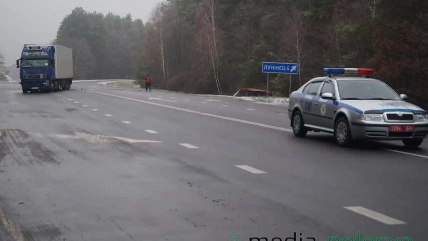Пад Лунінцам мужчына на "Форд Транзіт" сутыкнуўся з фурай і загінуў