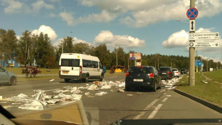 На выездзе з Мінска на дарозе валяліся тысячы "Советской Белоруссии" (фота)