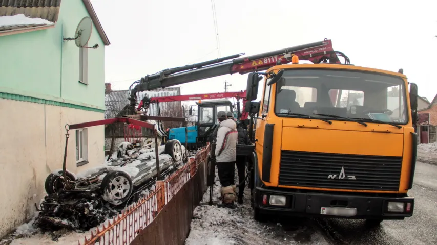 У Баранавічах "Аўдзі" знесла слуп, плот, перакулілася і спынілася ля дома. Фота