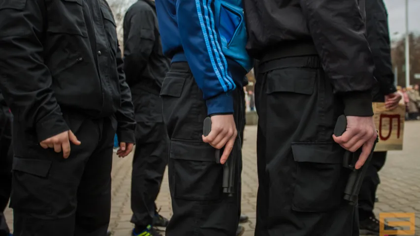 На выставе ў Мінску міліцыя раструшчыла двух "чалавек" (фота)