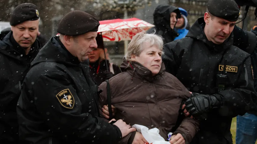 СК адмовіўся правяраць, ці законна АМАП хапае людзей на вулічных акцыях