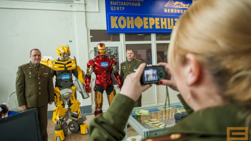На выставе ў Мінску міліцыя раструшчыла двух "чалавек" (фота)