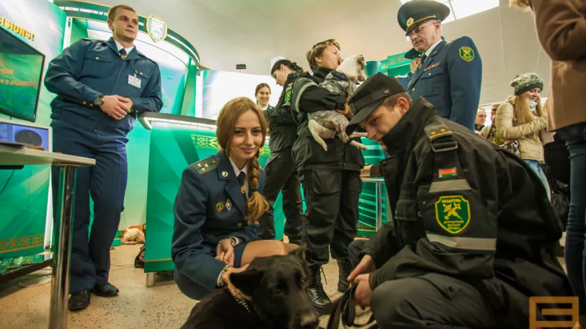 На выставе ў Мінску міліцыя раструшчыла двух "чалавек" (фота)
