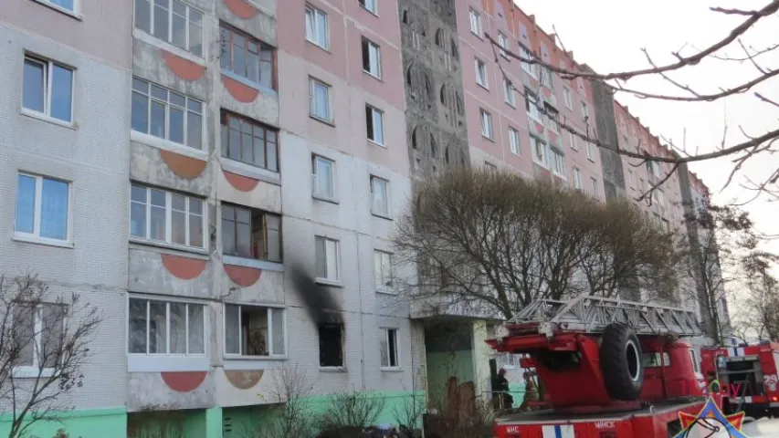 У Мінску ратавальнікі вынеслі жанчыну з ахопленай агнём кватэры (фота)