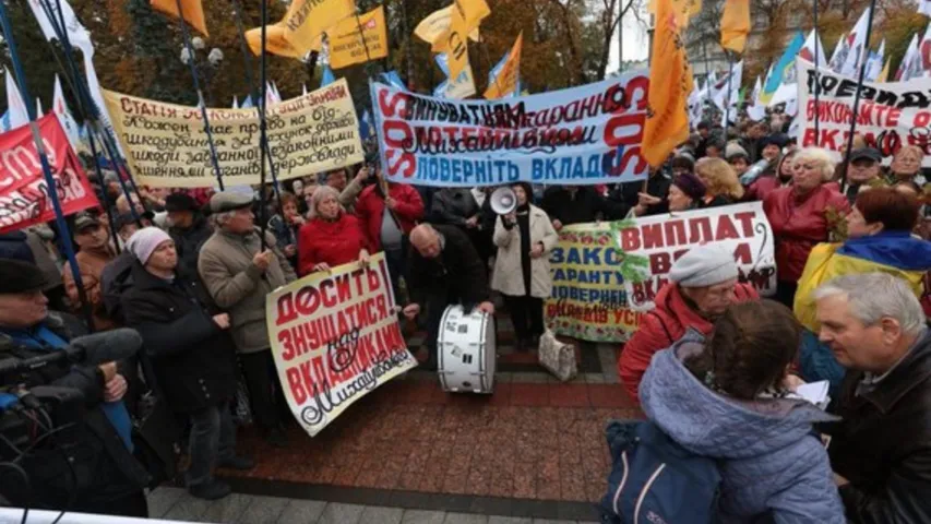 Украінцы выйшлі на мітынг пратэсту пад Вярхоўную Раду (онлайн-відэа)