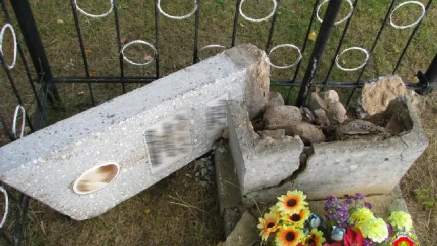 Два мінчукі пашкодзілі шэсць надмагільных помнікаў у Крупскім раёне