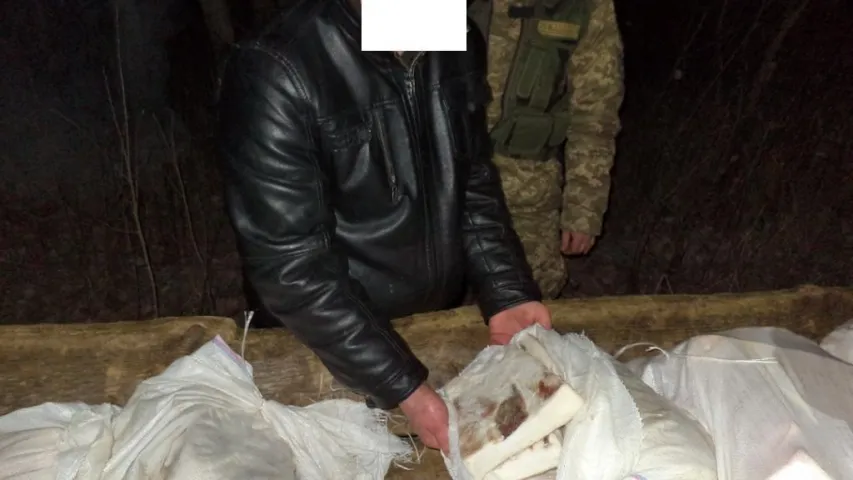 Адзін украінец-кантрабандыст вёз у Беларусь 14 мяхоў сала, іншы — царскія грошы