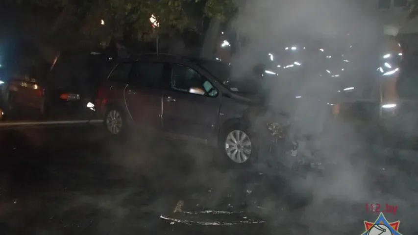 Уначы ў Мінску падпалілі адразу тры аўтамабілі (фота)