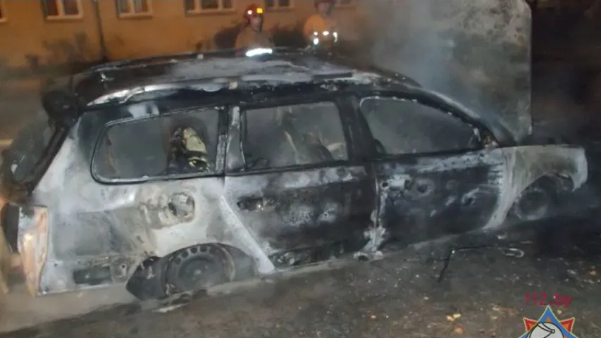 Уначы ў Мінску падпалілі адразу тры аўтамабілі (фота)