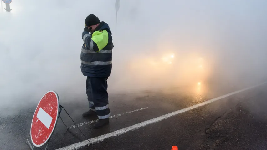 Партызанскі праспект у Мінску зацягнула парай з-пад зямлі (фота, відэа)