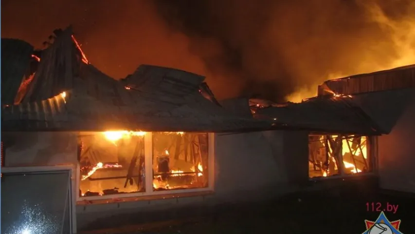 Уначы ў Гродне адкрытым агнём гарэў мэблевы цэх (фота)