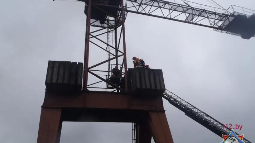 У Пінску кранаўшчык упаў з крана-пагрузчыка 