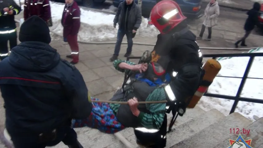 У сталічным Уруччы раніцай гарэў інтэрнат — 280 чалавек эвакуявалі (фота)