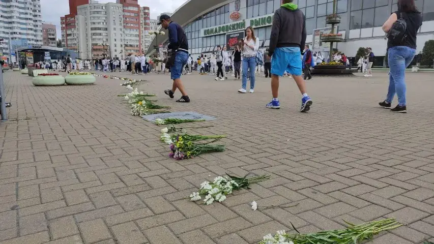 Каля Камароўкі выйшлі на акцыю 250 жанчын у белай вопратцы